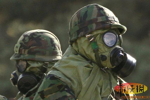 无声的盾牌 一位佩戴防毒面具士兵的战场侧影