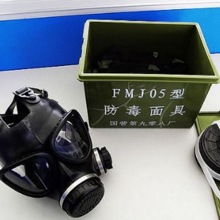 头戴FMJ05防毒面具87式防化罩 守护呼吸，抵御生化与浓烟威胁